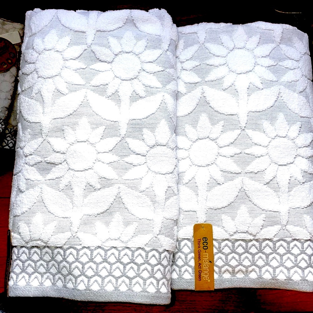🌻Beautiful Set of Gray & White Sunflower 🌻 Pattern Bath Towels! NWT!